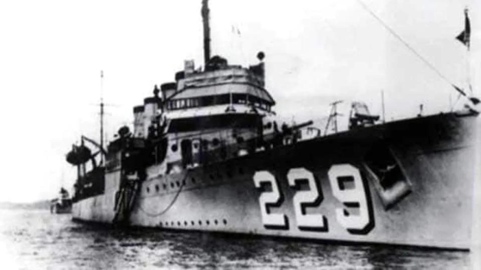 The four-stack destroyer USS Truxtun ran aground and sank in Chambers Cove, N.L. Only 46 of 156 men aboard survived. (Memorial University Archives)