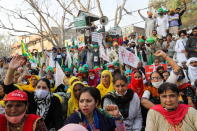 Manifestantes gritan consignas contra el Gobierno indio en Tikri, al sur de Nueva Delhi. (Foto: Anushree Fadnavis / Reuters).