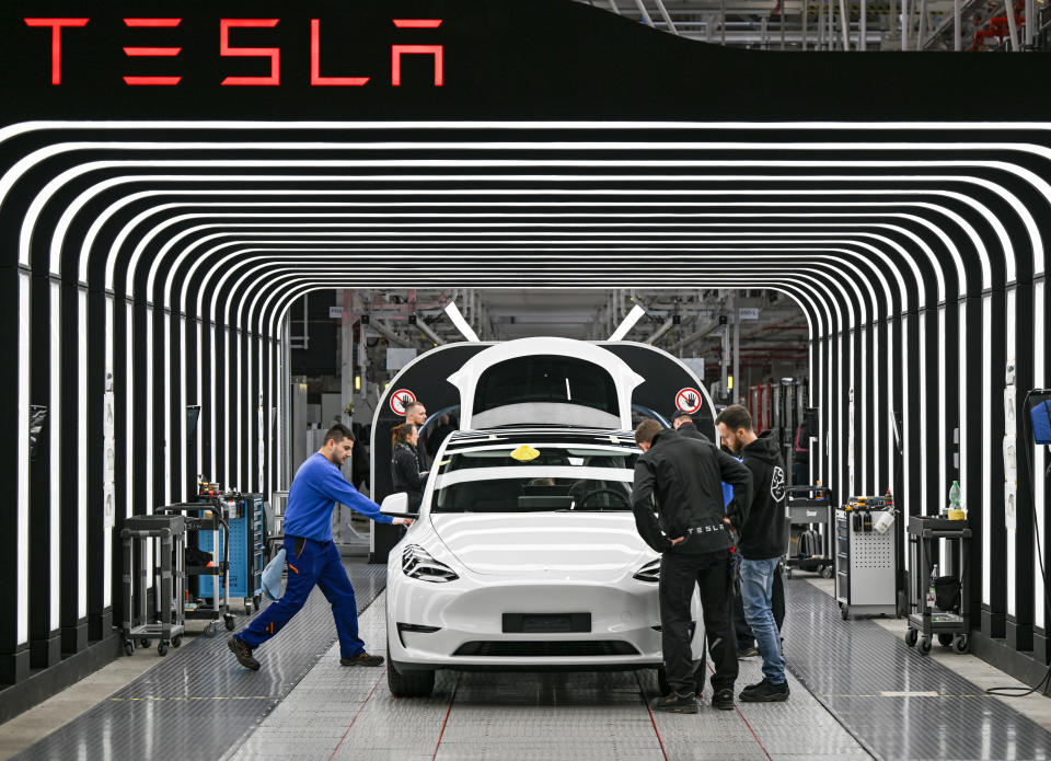 20. März 2023, Brandenburg, Grünheide: Mitarbeiter der Tesla Gigafactory in Berlin Brandenburg arbeiten an der Endkontrolle der finalen Model Y Elektroautos.  Die Tesla-Fabrik wurde am 22. März 2022 eröffnet und in Betrieb genommen. Gleichzeitig arbeiten dort rund 10.000 Menschen.  Foto: Patrick Pliol/DPA (Foto von Patrick Pliol/Image Alliance über Getty Images)