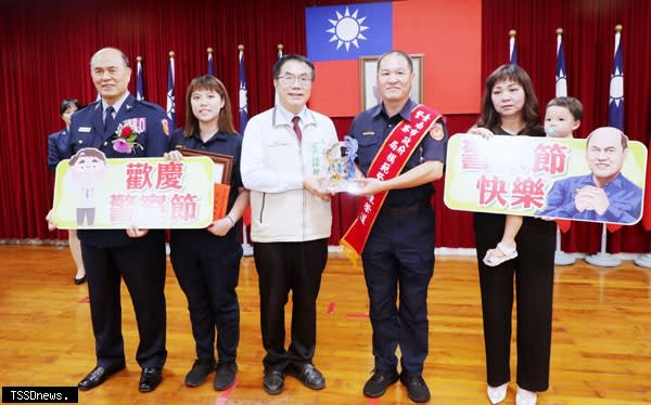 南市長黃偉哲出席警局慶祝警察節活動，表揚模範警察，肯定員警付出及感謝警眷支持。（記者李嘉祥攝）