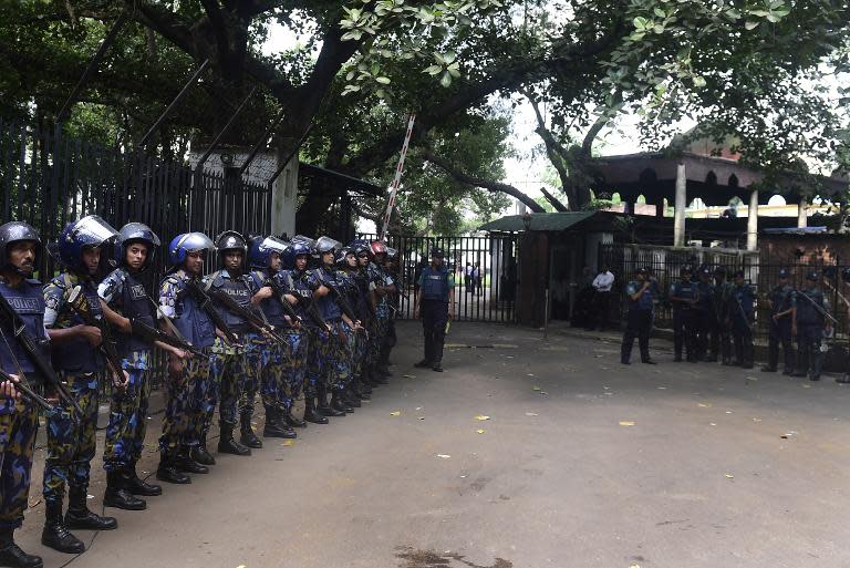 Bangladeshi police stand guard at the war crimes court, where Jamaat-e-Islami leader Mir Quasem Ali was expected to be sentenced, in Dhaka on November 2, 2014