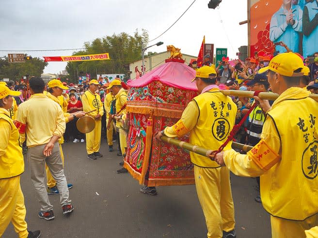 白沙屯媽祖14日下午2點從彰化縣北斗起駕後幾乎沒休息，一路直奔雲林縣西螺，4點35分到達西螺大橋，晚間駐駕西螺廣福宮，預計今天早上6點起駕往北港朝天宮進香。（周麗蘭攝）