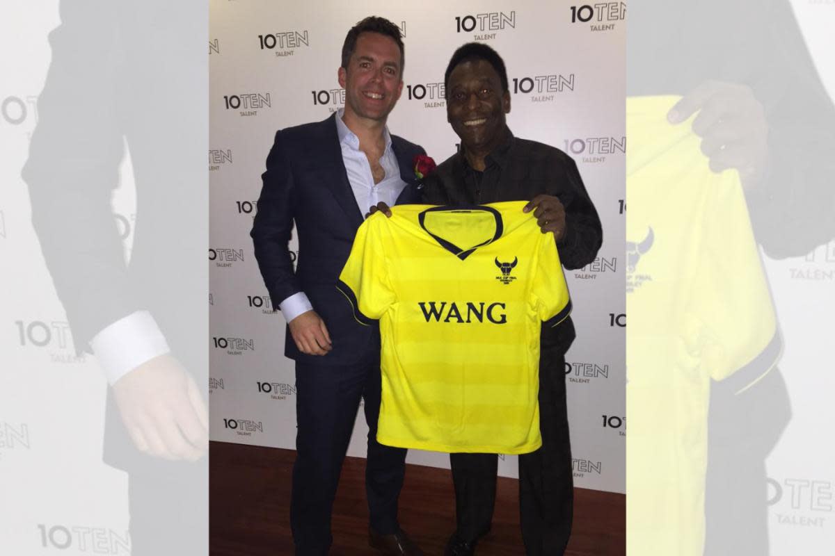 Pele was pictured holding the Oxford United shirt. <i>(Image: David Jones / X)</i>