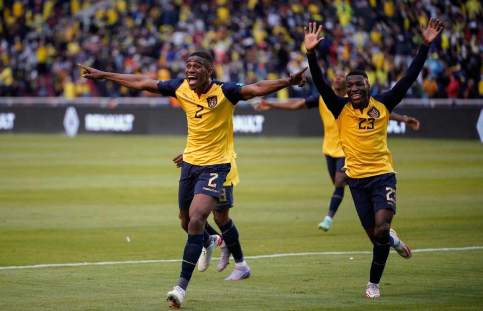 Félix Torres (2), de la selección de Ecuador, festeja tras anotar el tanto del empate ante Brasil en un partido de la eliminatoria mundialista, realizado el jueves 27 de enero de 2022 en Quito.