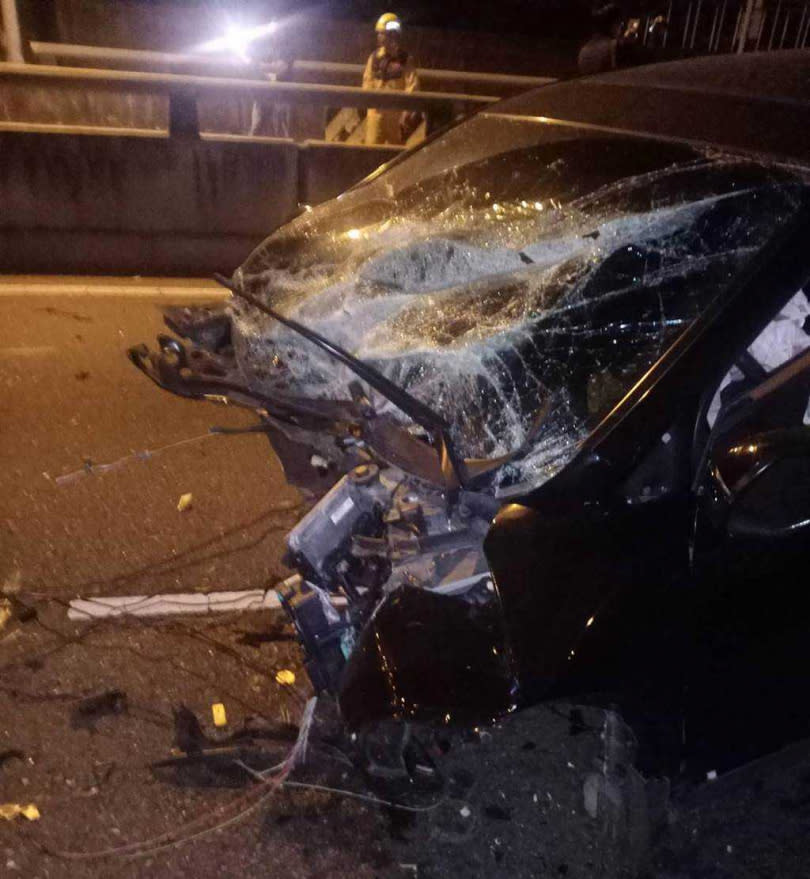 大里區環中東路五段凌晨發生，一轎車與黑色休旅車撞擊車禍，白色休旅車車頭分離。（圖／記者爆料網提供／中國時報黃國峰台中傳真）