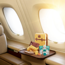 <p>Qatar Airways hat ein luxuriöses Geschenkset erstellt, das die stylischen Koffer der italienischen Gepäckmarke BRIC‘s zum Vorbild hatte. Das Set umfasst eine Auswahl an Cremes und Lotions, sowie Schlafanzüge mit Baumwoll-Pantoffeln und einen der berühmten BRIC’s-Gepäckanhänger. Quelle: Qatar Airways </p>
