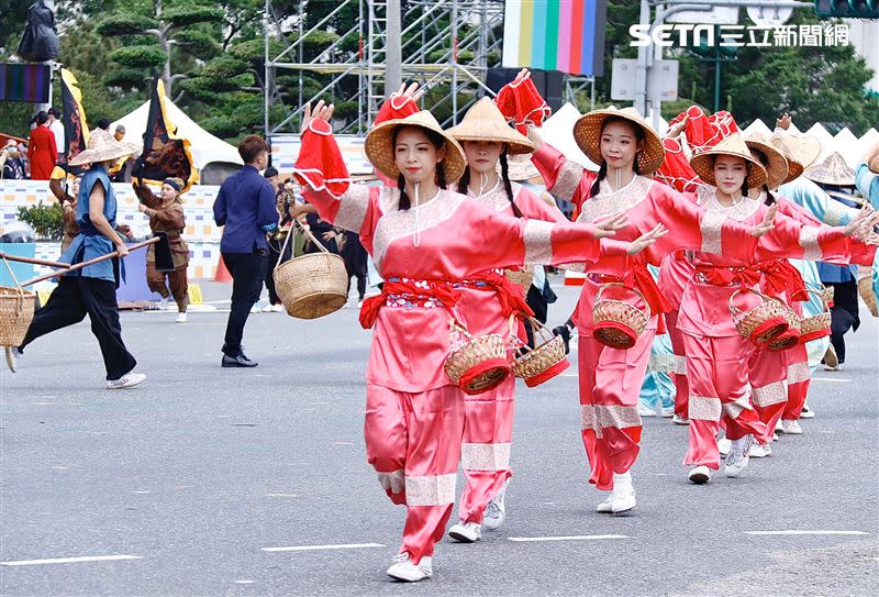  苗栗陳家班北管八音團及榮興客家採茶劇團，以「八音慶雙十，台灣向前行」揭開序幕。（圖／記者林聖凱攝影）