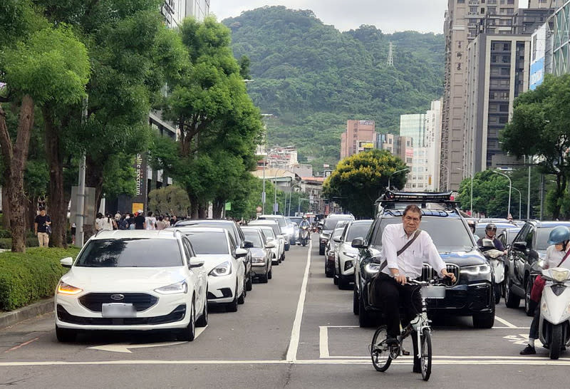 新北市新店「裕隆城」29日周邊湧現車潮、人潮，中興路三段等道路交通流量比平時顯著增加。（新店義交中隊提供）中央社記者黃旭昇新北市傳真 112年9月29日