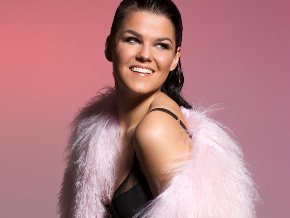 <p>Kandidatin: Saara Aalto, Song: “Monsters”. Saara Aalto ist die erste finnische Direktkandidatin, das heißt, sie wurde nicht im Rahmen eines Entscheids gewählt, sondern direkt als Kandidatin für den Eurovision Song Contest in Lissabon bekannt gegeben. Als Zweite bei “The X-Factor UK” war sie ebenfalls als Kandidatin für das Vereinigte Königreich im Gespräch. Sie wird ihren Song “Monsters” in Portugal präsentieren. (Bild-Copyright: Presse/Eurovision.tv) </p>