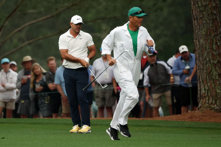 Corre el caddie y Koepka hace cálculos en el primer hoyo; la lluvia estuvo latente durante toda la jornada, salvo cuando efectivamente llovió.