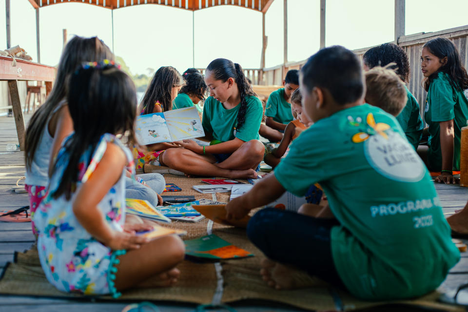 Associação Vaga Lume (Vaga Lume Association) is empowering children within rural communities in the Brazilian Amazon by fostering literacy and community libraries as sharing places. After 22 years of promoting access to books and reading, Vaga Lume operates 95 community libraries, reaching more than 109,000 children. Vaga Lume aims to increase community libraries’ engagement in the Brazilian Amazon and implement two new libraries in the region.