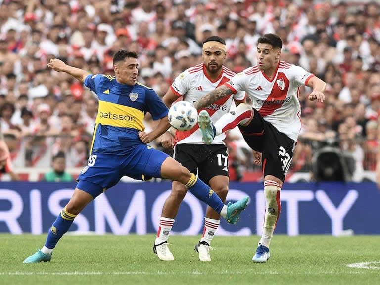 Miguel Merentiel luchando con Cristian Villagra en presencia de Paulo Díaz; Boca y River se cruzarán este domingo en un cuarto de final por la Copa de la Liga Profesional.