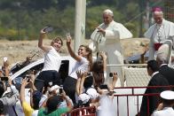 Cientos de miles de personas recibieron jubilosas al papa Francisco en el parque Samanes, de la ciudad de Guayaquil, donde oficiará una misa multitudinaria en su segundo día en Ecuador como parte de una gira por Sudamérica. A bordo del "Papamóvil", Francisco recorrió el parque previo a la misa, mientras la gente ondeaba a su paso pañuelos y banderas del Vaticano. Por supuesto, tampoco faltó quien hizo hasta contorsiones para lograr un selfie con el carismático pontífice. REUTERS/Jose Miguel Gomez