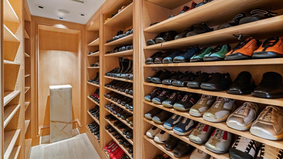 elton shoe closet