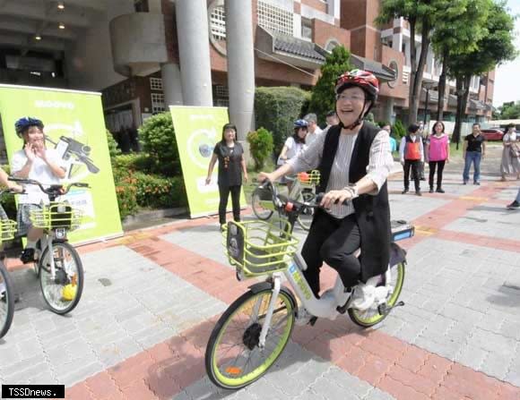 縣府在溪湖鎮提供公共自行車租賃服務，王縣長希望同學們要愛惜使用，並注意行車安全。（記者方一成攝）
