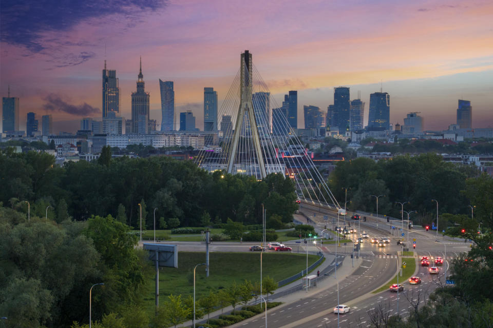 Vista aérea en elevación de la ciudad de Varsovia, capital de Polonia, sobre el puente Swietokrzyski durante la puesta de sol. Getty Images. 