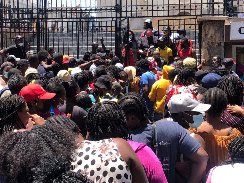 Migrantes Haitianos varados en Ciudad Juárez se concentraron frente a la cathedral de Ciudad Juárez. Piden atencion humanitarian y que se les tome en cuenta para cruzar a Estados Unidos. 20 de Mayo.