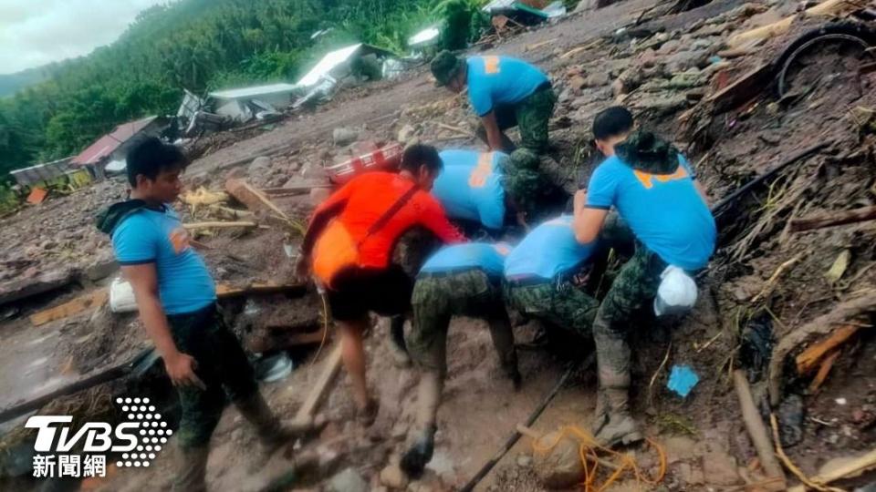熱帶風暴「奈格」襲擊菲律賓，救難人員在土石流中尋找受困生還者。（圖/達志影像美聯社）