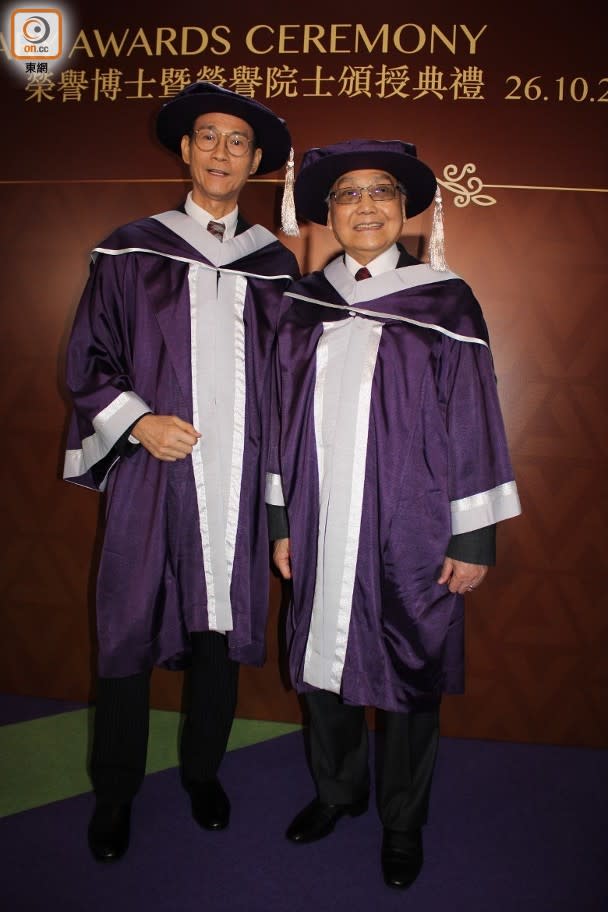 尤聲普（右）2016年獲香港演藝學院頒授榮譽院士。