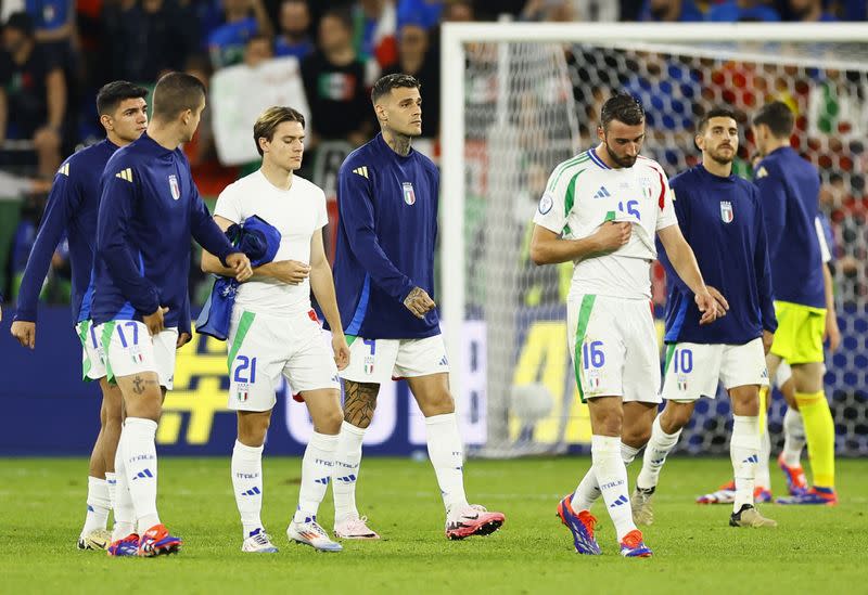 FOTO DE ARCHIVO. El italiano Gianluca Scamacca con sus compañeros de equipo tras el partido contra España de la Eurocopa 2024, en el Arena AufSchalke, Gelsenkirchen, Alemania