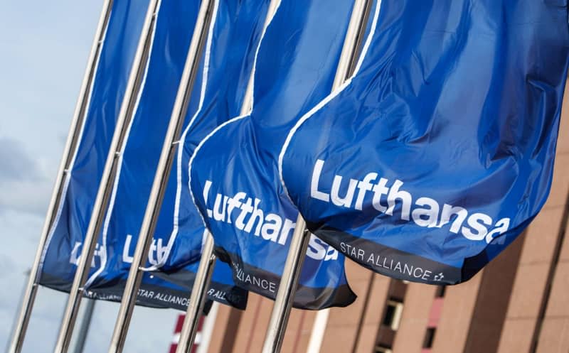 Lufthansa flag fluttering in the wind at Rhine-Main Airport. Arbitration in the wage dispute over Lufthansa ground services has begun. Andreas Arnold/dpa