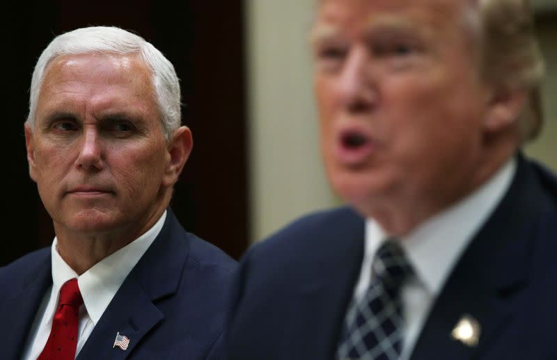 El vicepresidente Mike Pence escucha mientras el presidente Trump hablaba a los medios en la Casa Blanca el pasado mes de julio (Foto: Alex Wong / Getty Images).