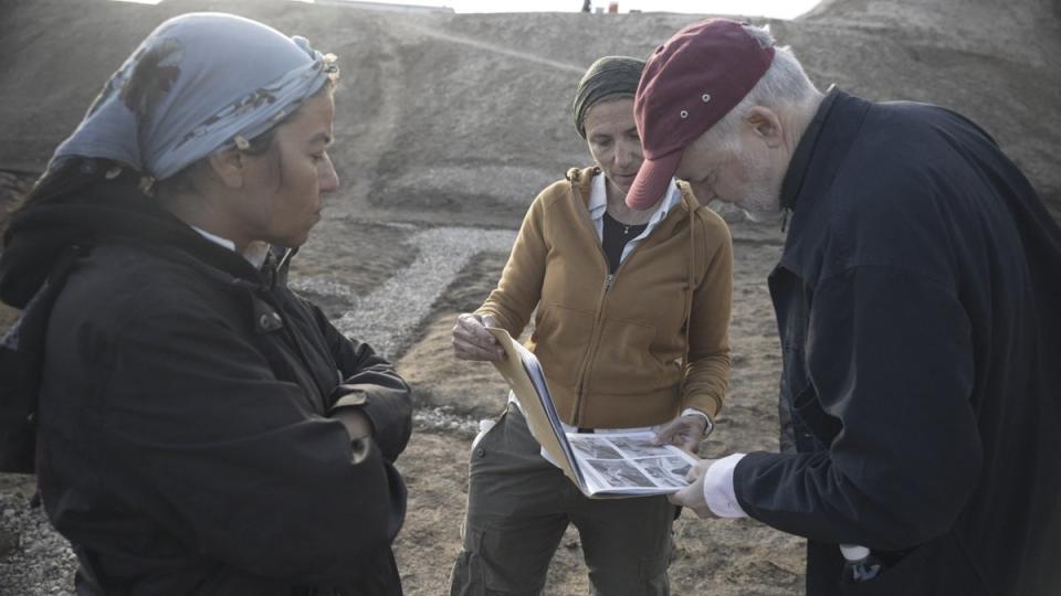 Hartwig Fisher, Director of the British Museum, with Ebru Torun, Girsu Project's Site conservator and Heritage manager, and Göze Uner, architect and site conservator, at Girsu, Iraq, November 2022 (© The Girsu Project)