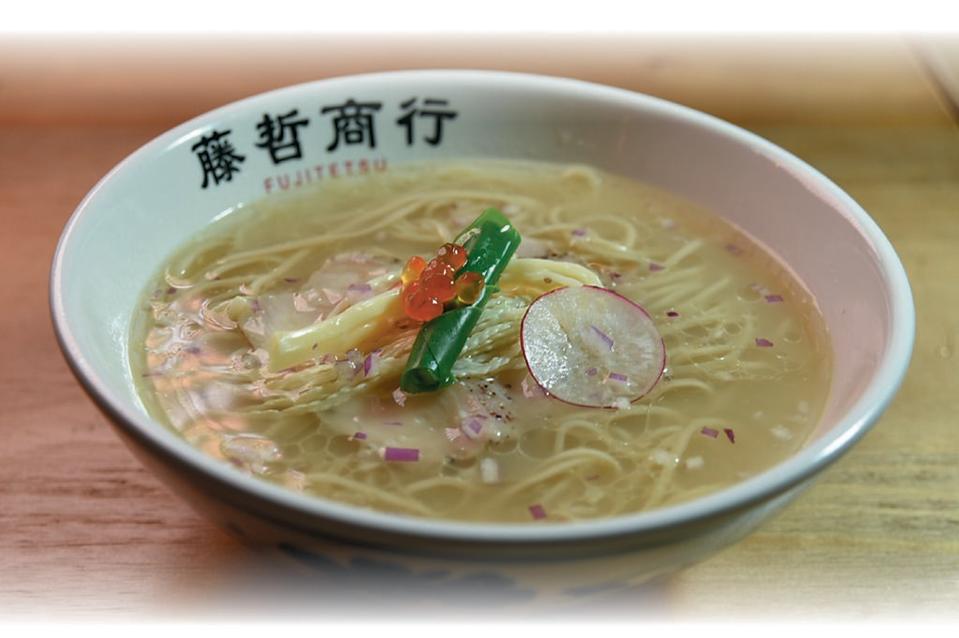 〈雞白湯拉麵〉湯頭是以雞湯與魚湯融合，麵上配料有半天花、山蘇、鮭魚卵。圖／姚舜