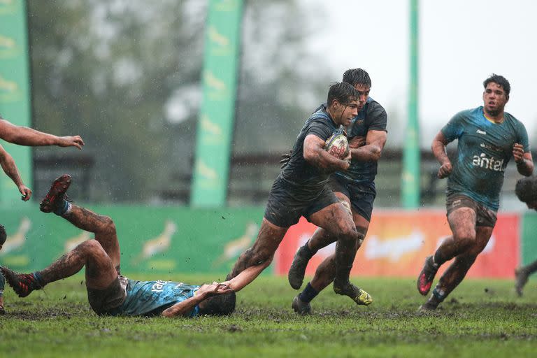 En una cancha imposible, los Pumitas supieron imponer su juego para vencer a Uruguay y llegar a la final del International Series en Sudáfrica