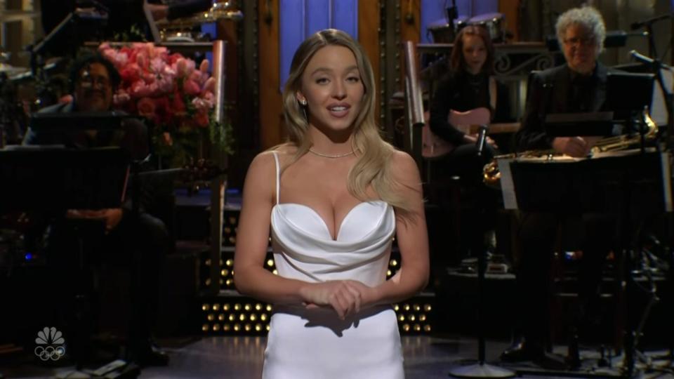 Sweeney, 26, who was hosting the show, announced that Powell, 35, was in the audience during her opening monologue where she addressed “some stuff I’ve seen about me online.” NBC / SNL