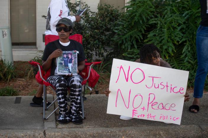 Katrina Mateen tient des pancartes demandant justice pour son fils Jaheim McMillan, un étudiant de 15 ans de Gulfport High qui a été abattu par la police devant un Family Dollar Store, lors d'une manifestation devant le poste de police de Gulfport à Gulfport le mardi 11 octobre 2022 .