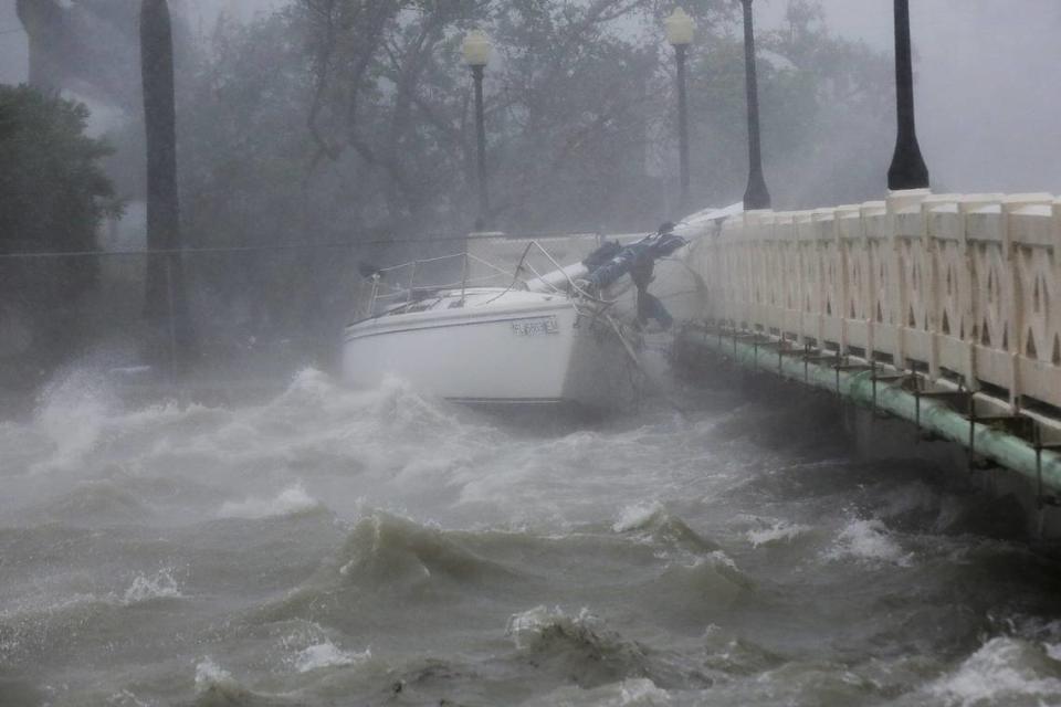 Un velero choca contra un puente en el Viaducto Venetian debido al huracán Irma, el domingo 10 de septiembre de 2017.