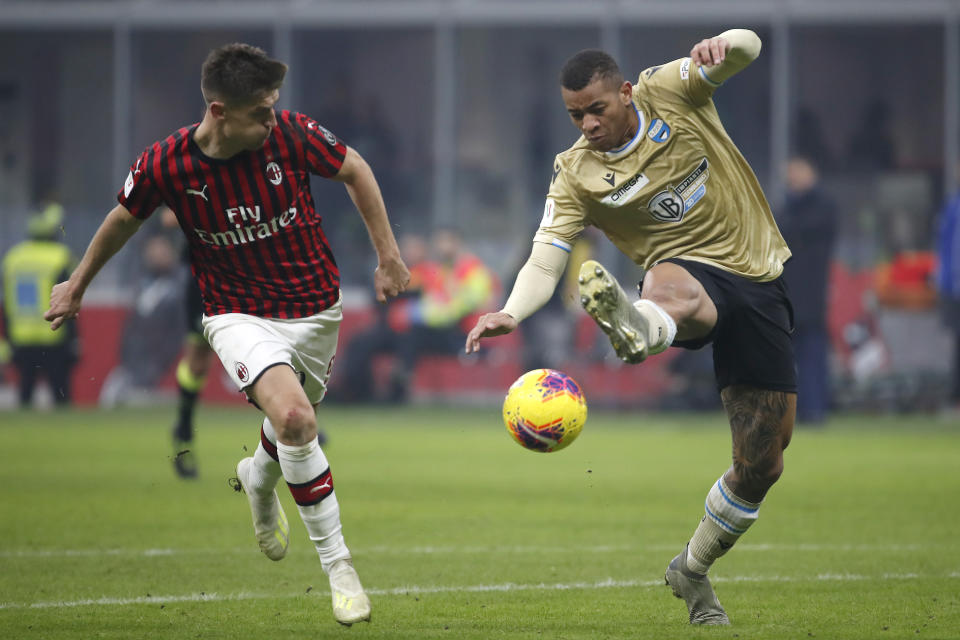 Krzysztof PIatek, del Milan, disputa un balón con Igor, del Spal, durante un cotejo de la Copa Italia, el miércoles 15 de enero de 2020 (AP Foto/Antonio Calanni)