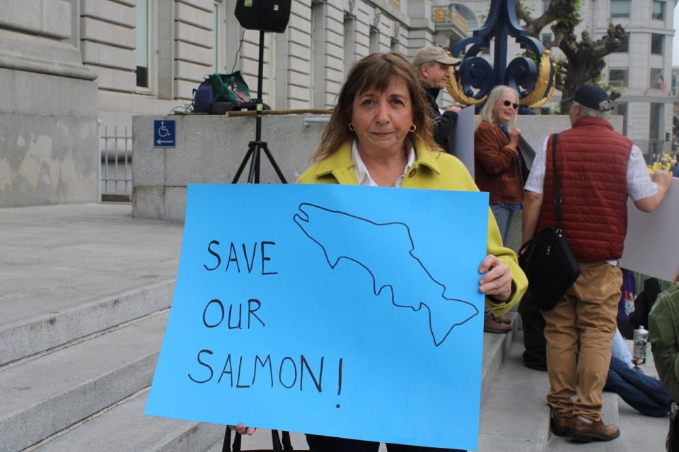 「圖奧勒米河信託」成員查爾斯手舉牌子抗議SFPUC水政策誤導。（記者楊逸辰／攝影）