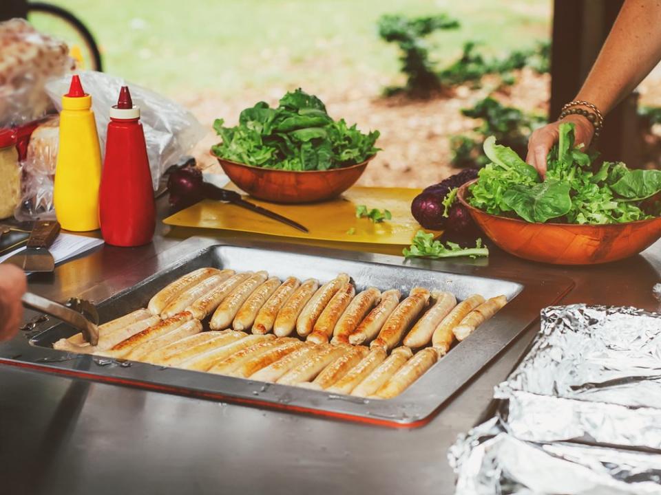 Von Plastikflaschen bis Alufolie: Beim Grillen entstehen viele Abfälle. (Bild: Natalie Maro/Shutterstock.com)