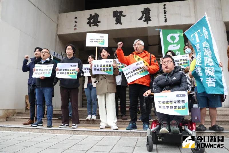 ▲行人零死亡推動聯盟今（11）日宣布，將在3月17日在北中南展開街頭快閃行動，並在3月23日於立法院門口舉辦集會遊行，呼籲立委擋下微罪不記點法案。（圖／記者朱永強攝，2024.03.11）