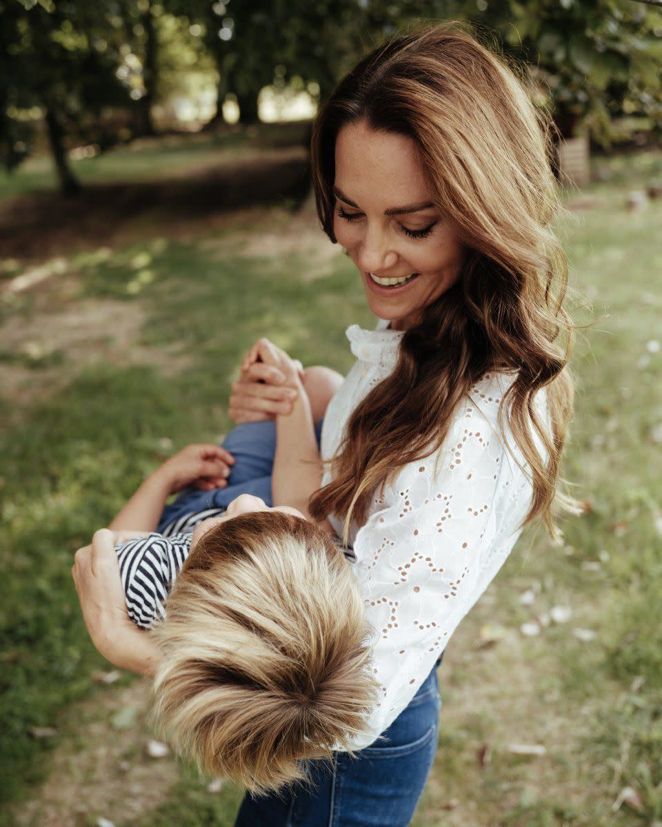 kate middleton holding prince louis