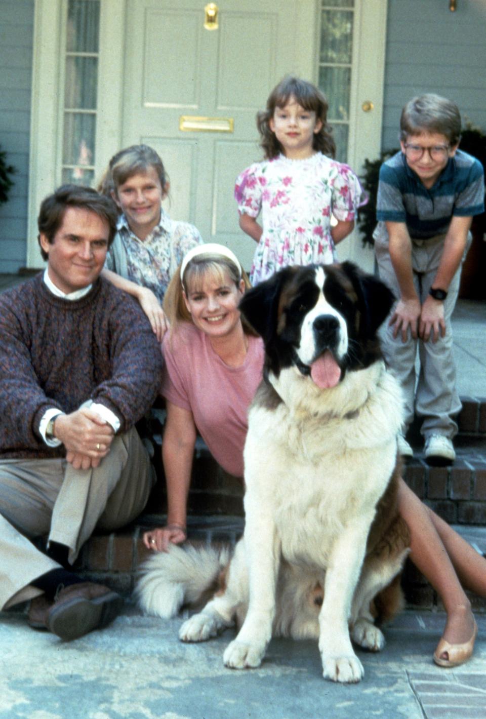 FILM STILLS OF 'BEETHOVEN' WITH 1992, CHRISTOPHER CASTILE, DOG, ENSEMBLE, CHARLES GRODIN, BONNIE HUNT, SARAH ROSE KARR, BRIAN LEVANT, NICHOLLE TOM IN 1992