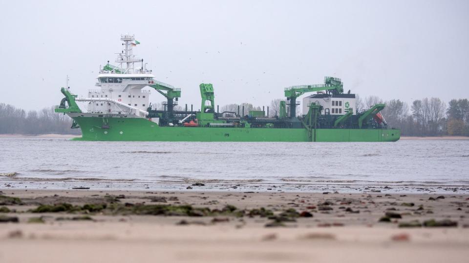 Das Baggerschiff «Bonny River» fährt auf der Elbe. Das Bundesverwaltungsgericht in Leipzig hat grünes Licht für den Bau der Elbvertiefung gegeben.