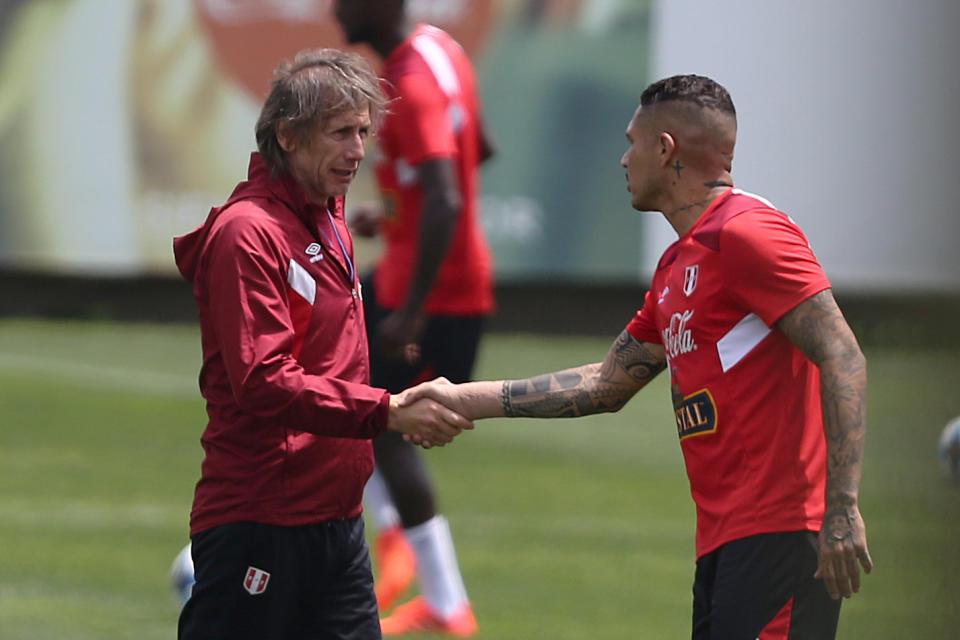 Football Soccer – Peru’s national soccer team training – World Cup 2018 Qualifiers – Lima, Peru – October 1, 2017. Peru’s national soccer team coach Ricardo Gareca shakes hand with national soccer team player Paolo Guerrero during a training session in preparation for their qualifying match against Argentina. REUTERS/Guadalupe Pardo