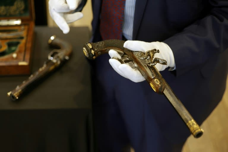 Zwei Pistolen, mit denen sich Napoleon Bonaparte einst selbst umbringen wollte, kommen in Frankreich unter den Hammer. Der Erlös aus der Versteigerung am kommenden Wochenende wird auf bis zu 1,5 Millionen Euro geschätzt. (Geoffroy VAN DER HASSELT)