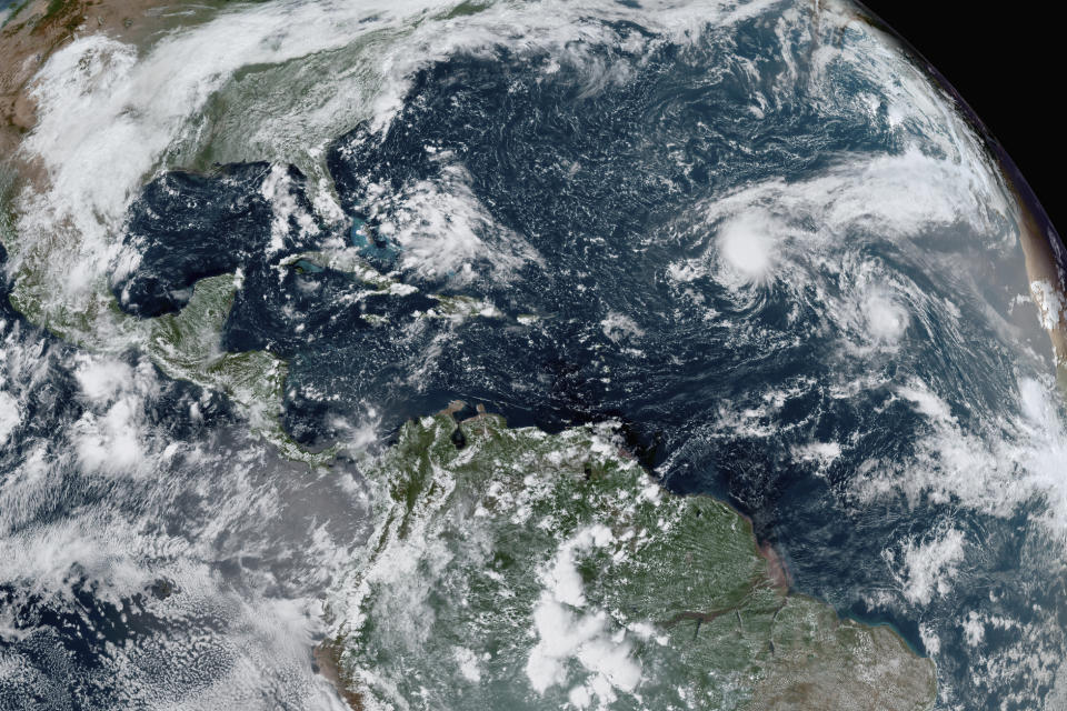 Esta imagen de satélite tomada el jueves 10 de septiembre de 2020, facilitada por la Oficina Nacional de Administración Oceánica y Atmosférica de Estados Unidos (NOAA, por sus siglas en inglés), muestra la formación de tormentas en el Atlántico. (NOAA vía AP)