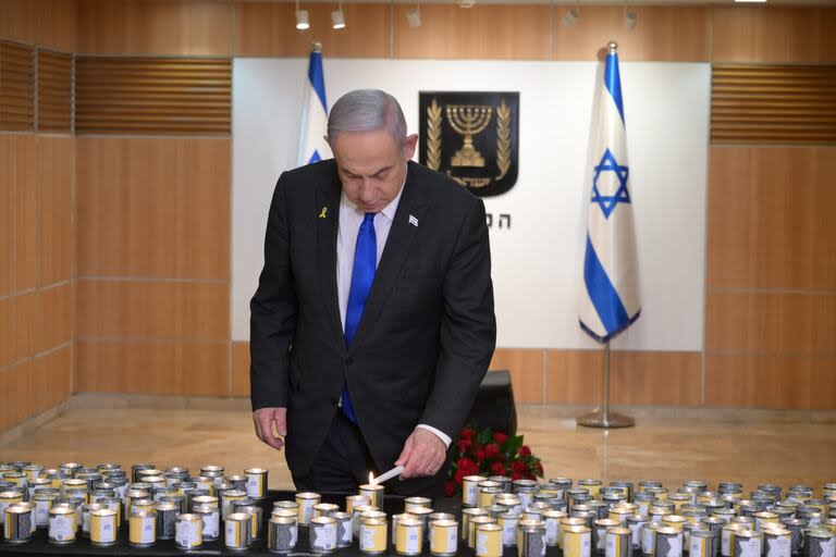 El Primer Ministro israelí, Benjamin Netanyahu, enciende una vela durante una ceremonia que conmemora el Día de Conmemoración del Holocausto en la Knesset.