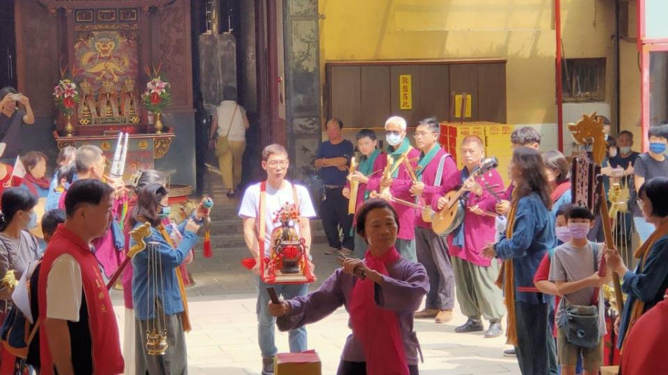 鳳鳴社舉辦「與神同行」活動，以邊走邊唱形式，至各廟宇參拜。（記者林雪娟攝）