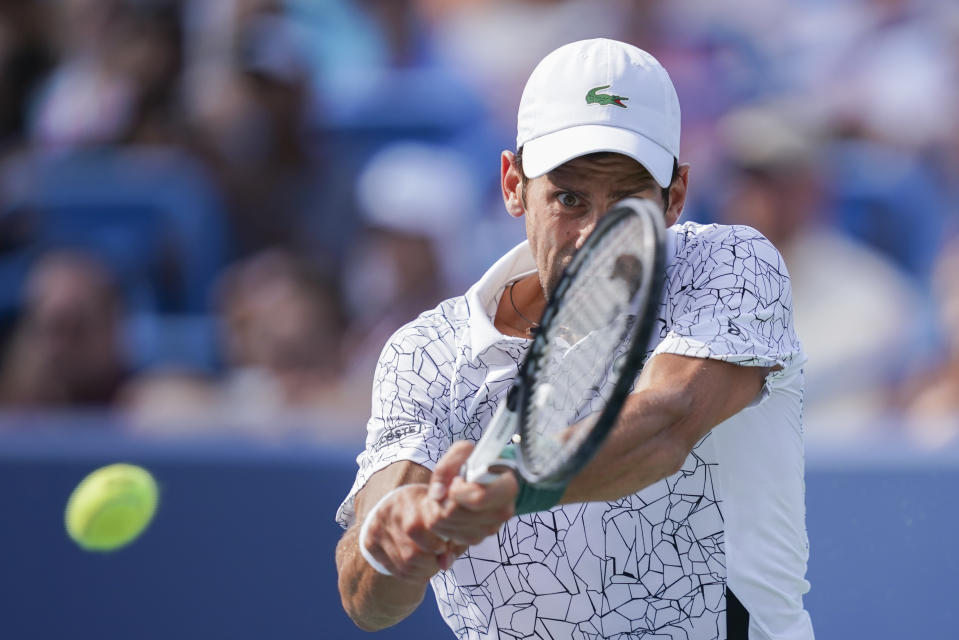 El serbio Novak Djokovic devuelve antel el suizo Roger Federer en la final del Masters de Cincinnati, el domingo 19 de agosto de 2018. (AP Foto/John Minchillo)