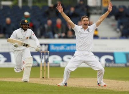 Britain Cricket - England v Sri Lanka - Second Test - Emirates Durham ICG - 30/5/16 England's Chris Woakes appeals unsuccessfully for the wicket of Sri Lanka's Dinesh Chandimal Action Images via Reuters / Jason Cairnduff Livepic EDITORIAL USE ONLY.
