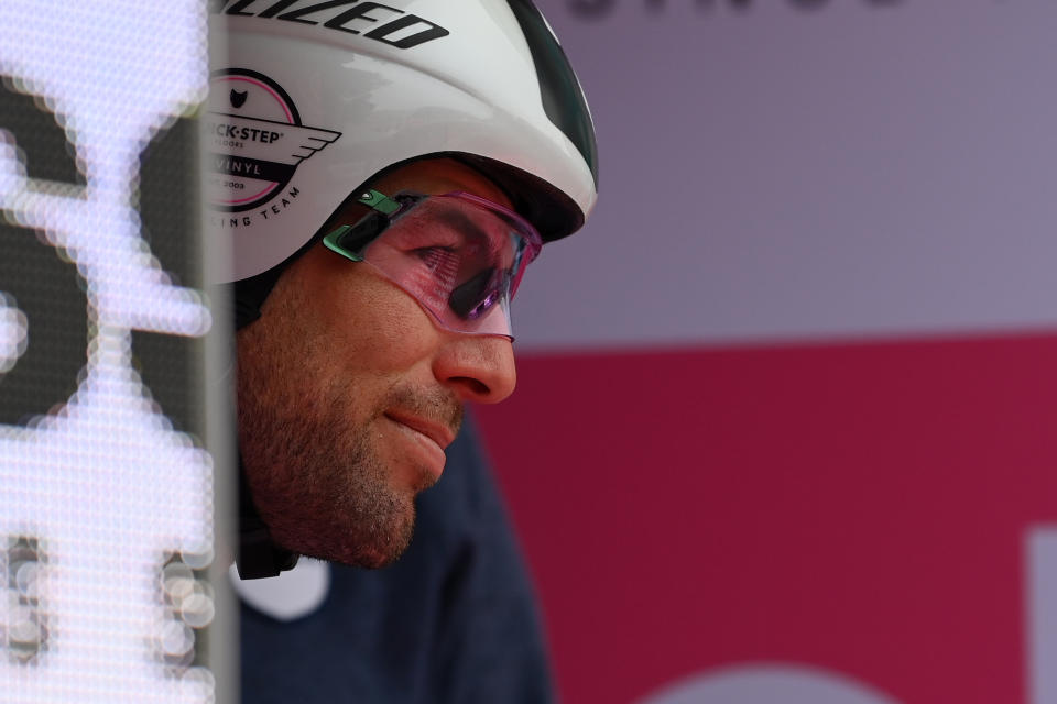 Mark Cavendish se prepara a tomar la largada de la 21ra etapa del Giro de Italia, en Verona, el 29 de mayo de 2022. (Gian Mattia D'Alberto/LaPresse vía AP)