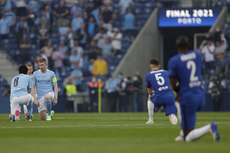 Players take a knee ahead of the UEFA Champions League final football match between Manchester City and Chelsea at the Dragao stadium in Porto on May 29, 2021. (Photo by Manu Fernandez / POOL / AFP)