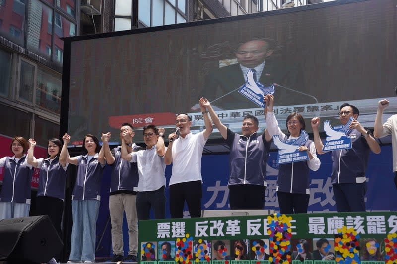 國民黨在立法院外發起「藍鷹行動」，有支持者高舉標語力挺國會改革。中央社
