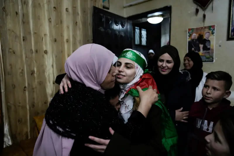 ▲以色列與巴勒斯坦伊斯蘭組織哈馬斯（Hamas）達成協議，自24日起暫時休戰4天，期間哈馬斯將分析釋放人質，以色列則會釋放被關押在監獄的巴勒斯坦婦女與青少年囚犯。圖為獲釋的巴勒斯坦人回到家中與親人團聚。（圖／美聯社／達志影像）